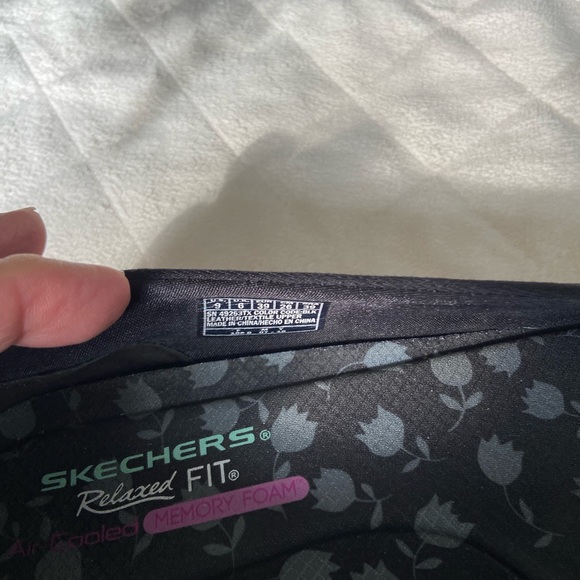 SKECHERS RELAXED FIT SZ9 - Picture 3 of 5